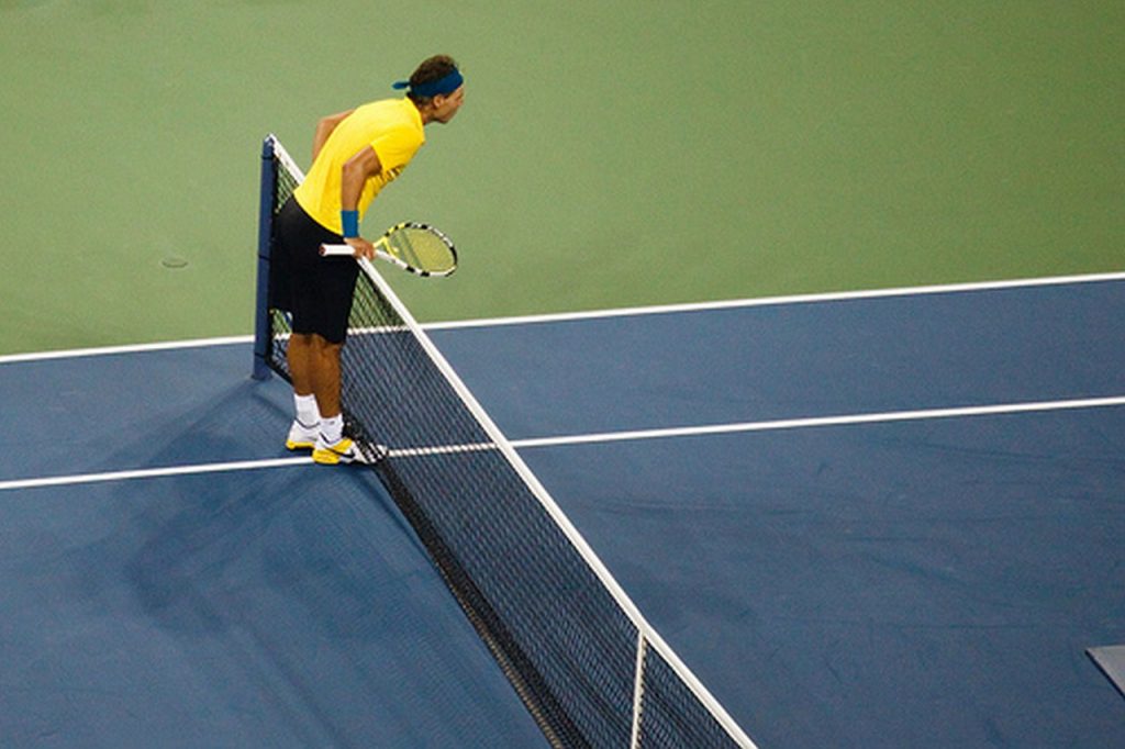 Rafa Nadal cherche la marque de la balle de tennis