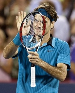Roger Federer applaudit son adversaire