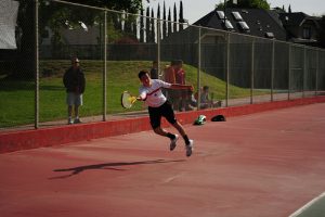 jeune joueur de tennis débordé