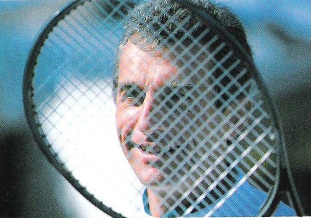 Guy François Becq derrière sa raquette de tennis