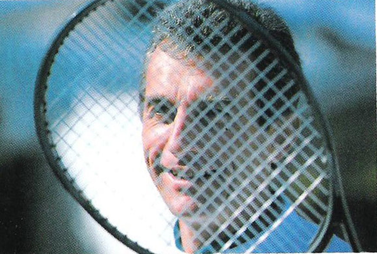 Guy François Becq derrière sa raquette de tennis