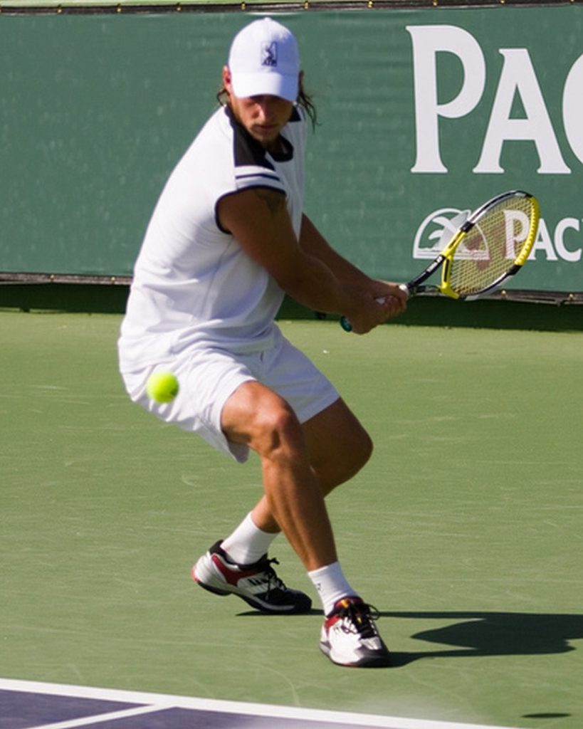 Au Tennis Aplatir La Balle Avec Force