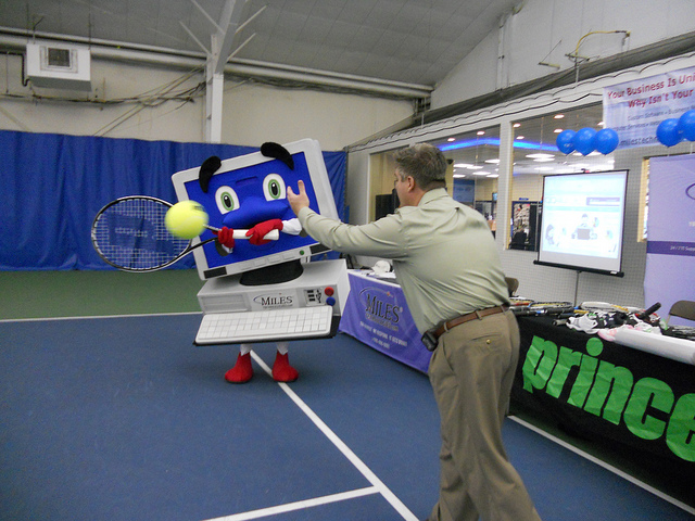 Robot joueur et drone lobeur au service de tes futurs entrainements de tennis